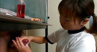 sex sinh vuên Cô xxx học sinh gái mặc quần áo trần truồng trên giường.